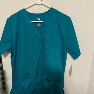 Dagacci  size medium V neck scrubs top NWT